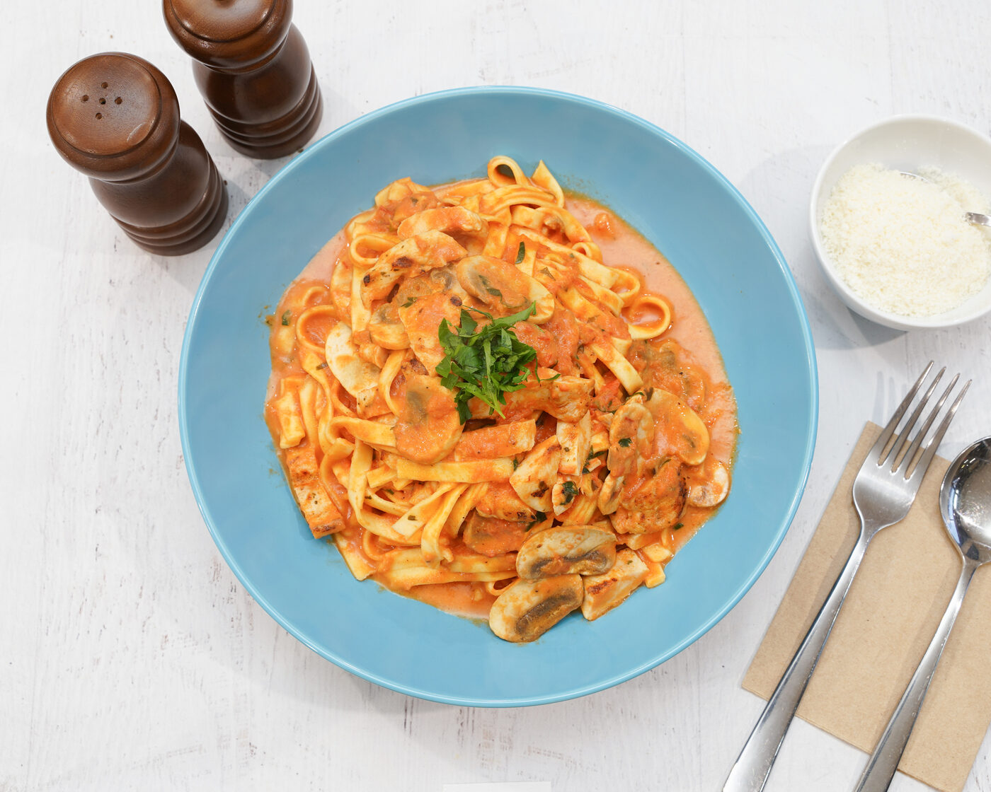 Fettucine pollo e fungi pasta in a creamy pink sauce