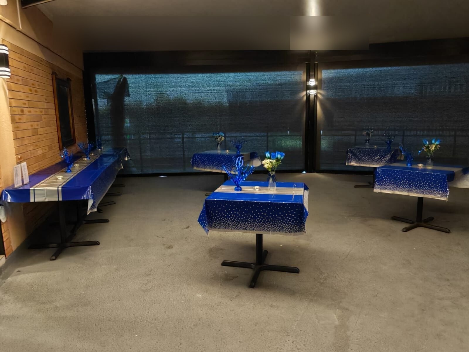 Table setting with blue roses, menu card and place names